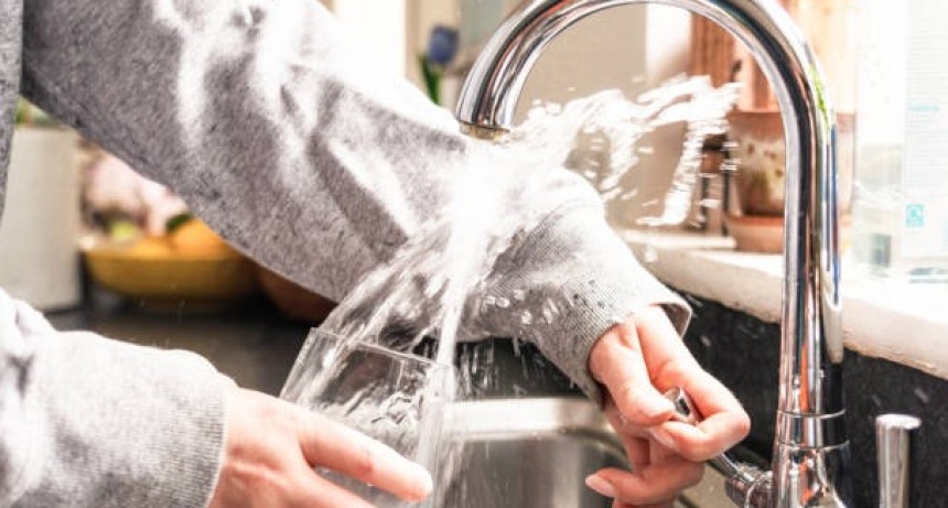 VECINA RECLAMA POR LA ESCASA PRESIÓN DE AGUA 