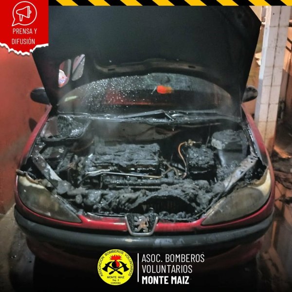 INCENDIO DE UN AUTO EN CALLE 25 DE MAYO