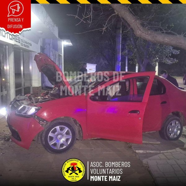 VIOLENTO CHOQUE DE UN AUTO CONTRA UN LOCAL COMERCIAL